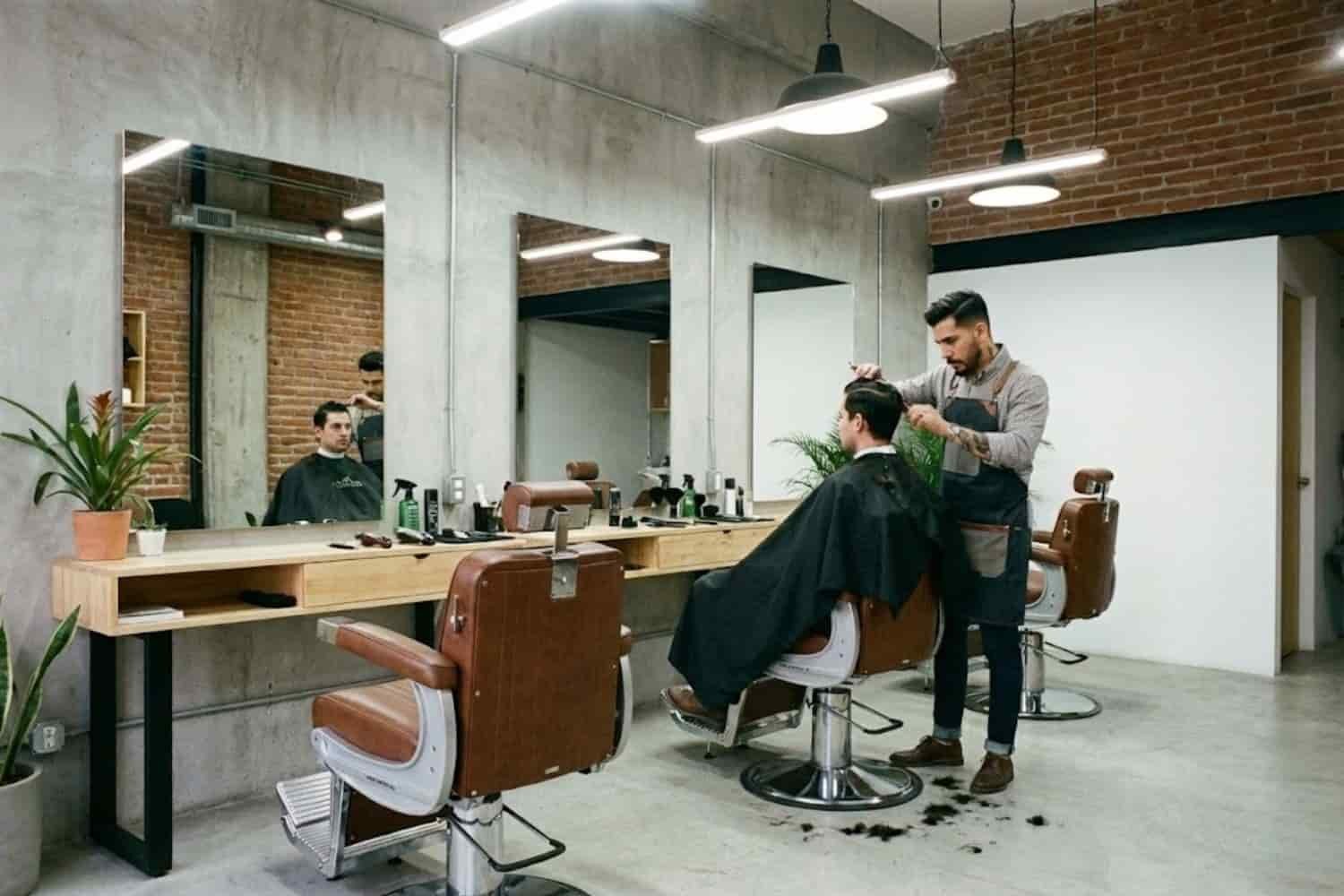 Primer plano de barbero experto usando máquina y peine para un corte de cabello detallado en Tlalnepantla.